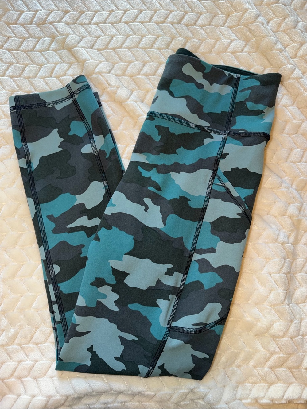 Lululemon Invigorate HR Crop 23" Tidewater Teal Camo Size 6